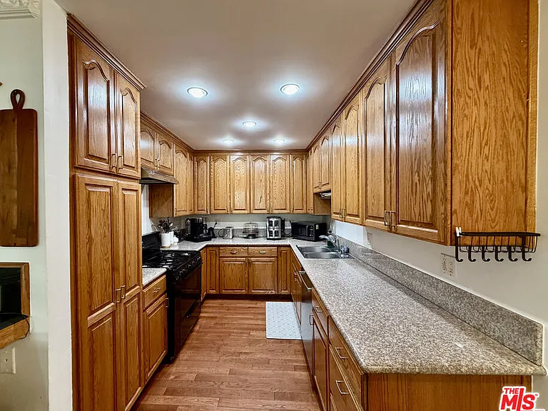 7764 Fountain Ave — Photo 8