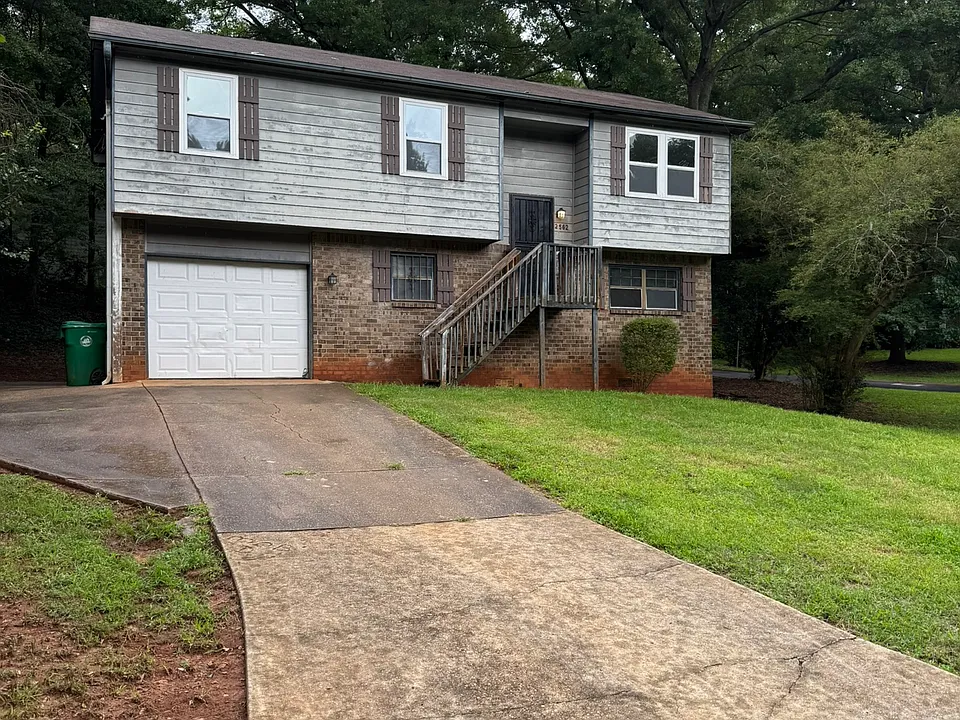 2562 Candler Woods Dr