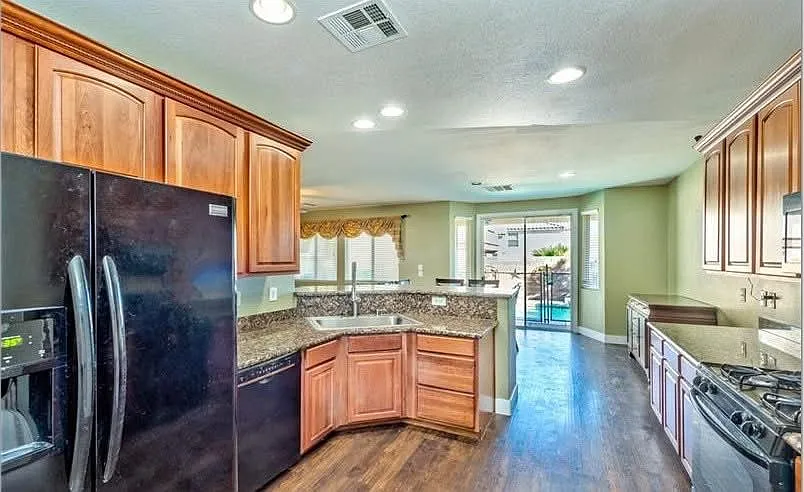 4 bed, 2.5 bath, 1829 sqft, $2,495 — Photo 4