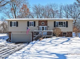 205 Hickory Rd, Oakwood Hills, IL 60013