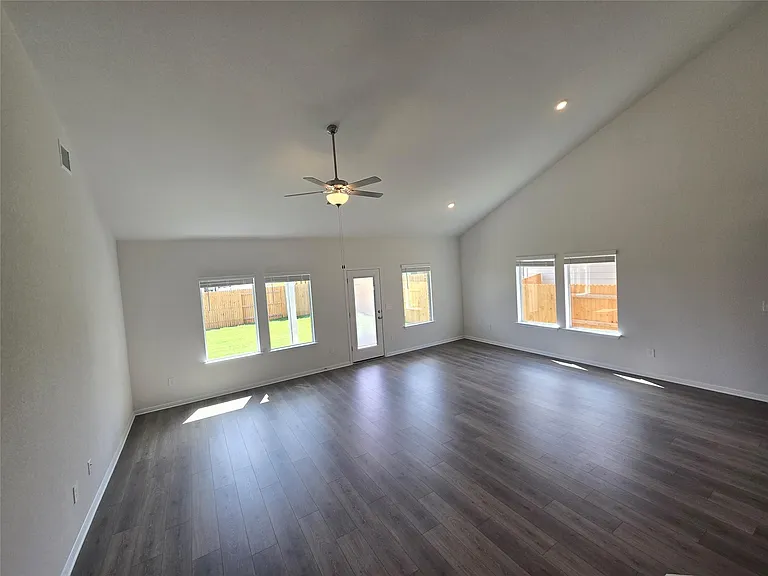 715 Universal Dr — Photo 20