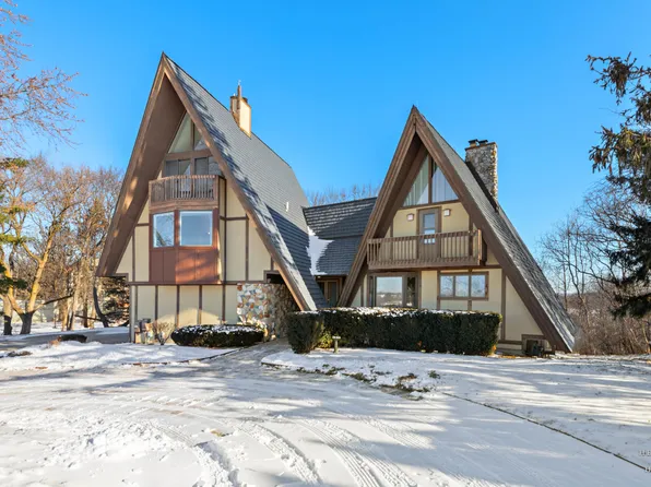 7814 N Pillow Hill Rd, Spring Grove, IL 60081