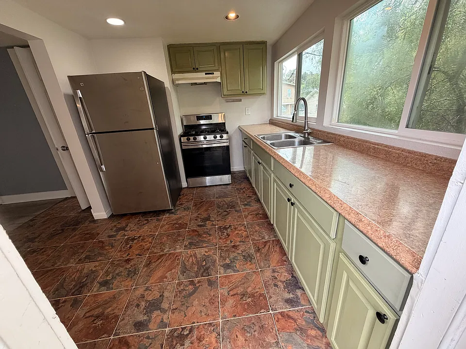 421 W University Ave #423