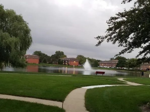 9445 Bay Colony Dr, Des Plaines, IL