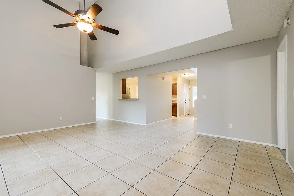 4 bed, 3.5 bath, 2022 sqft, $3,280 — Photo 4
