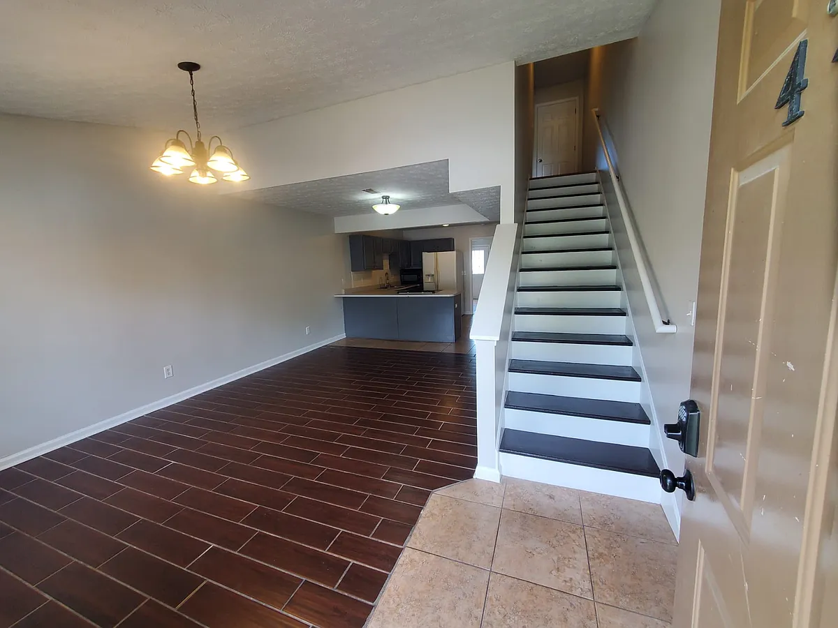 Building Photo - 1100 Horsemans Ln #42