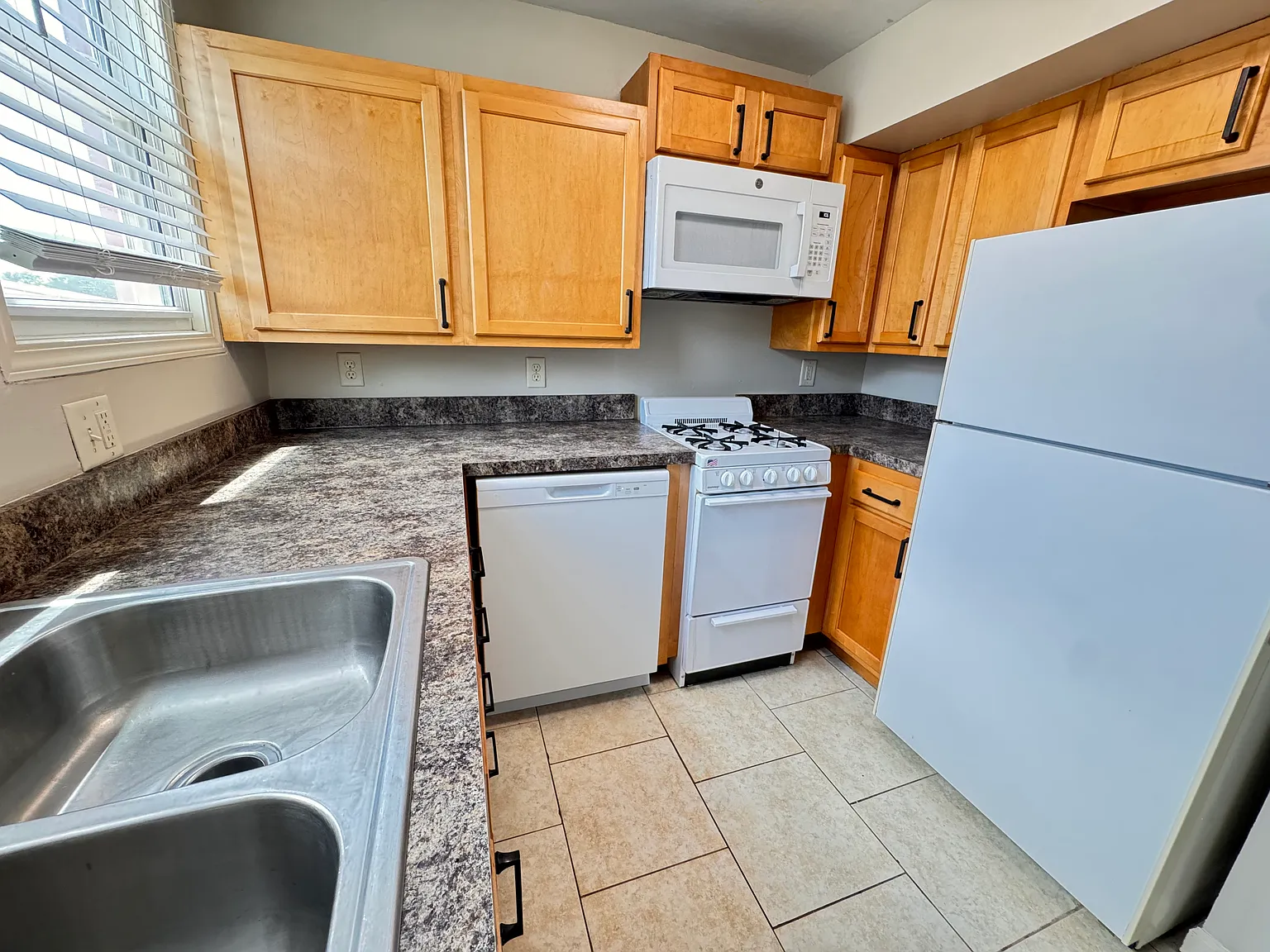 2 bed, $899 — Photo 3