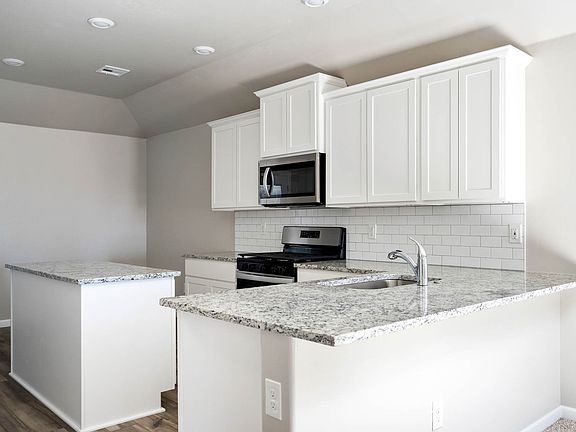 The kitchen of the Alfalfa has beautiful granite countertops.