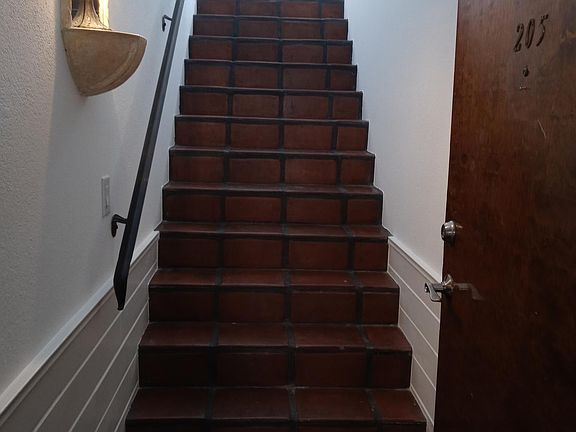 3rd image of 5255 Bellingham Ave Unit 205