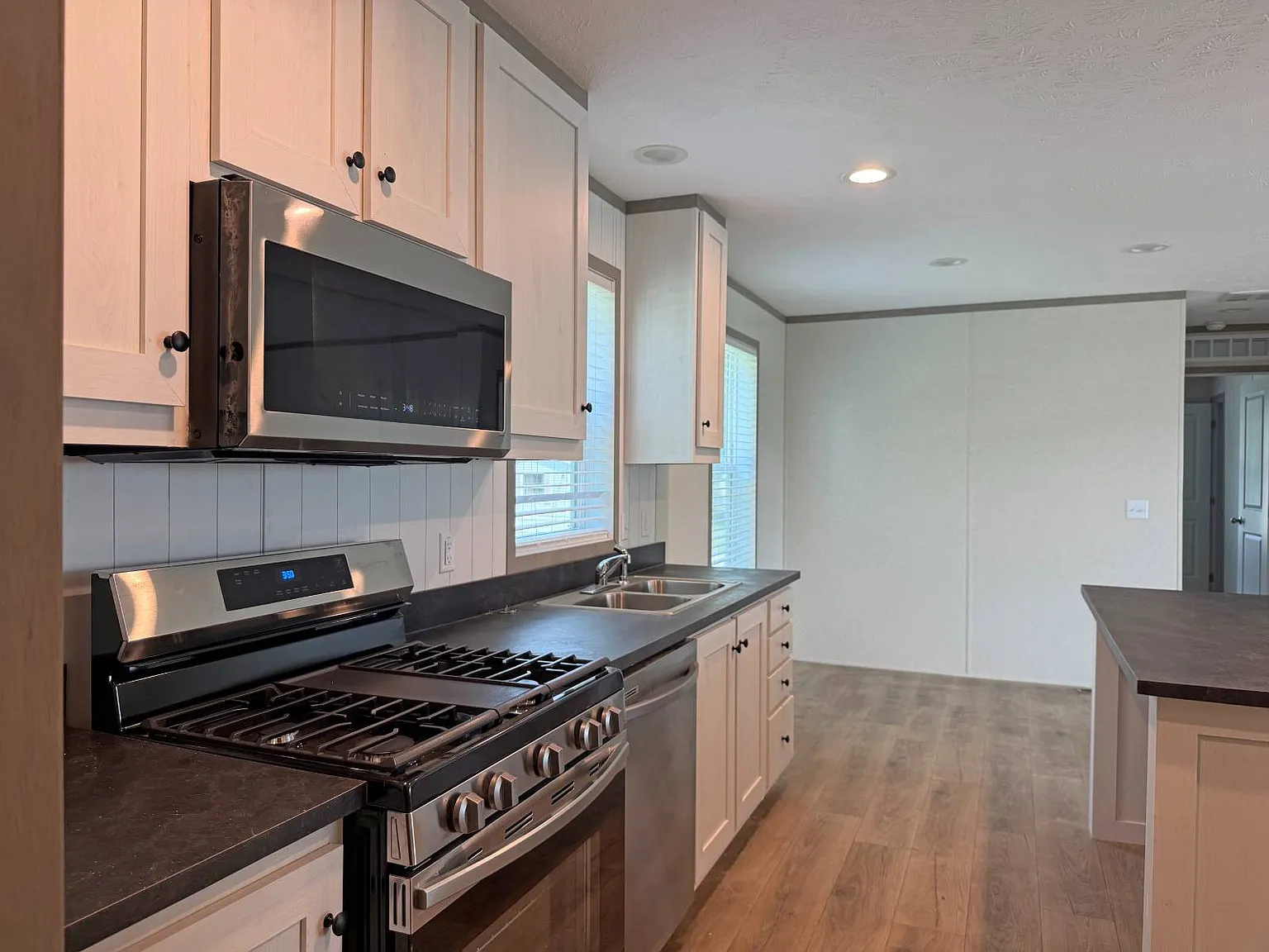 3 bed, 2.0 bath, 1160 sqft, $1,500 — Photo 4
