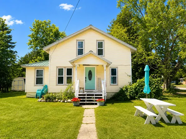 113 Ducharme St, Mackinaw City, MI 49701