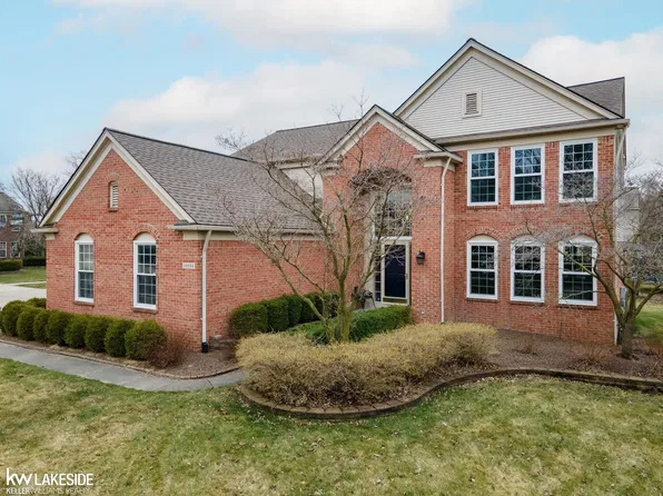 18084 Crescent Lake Pl, Macomb, MI 48042