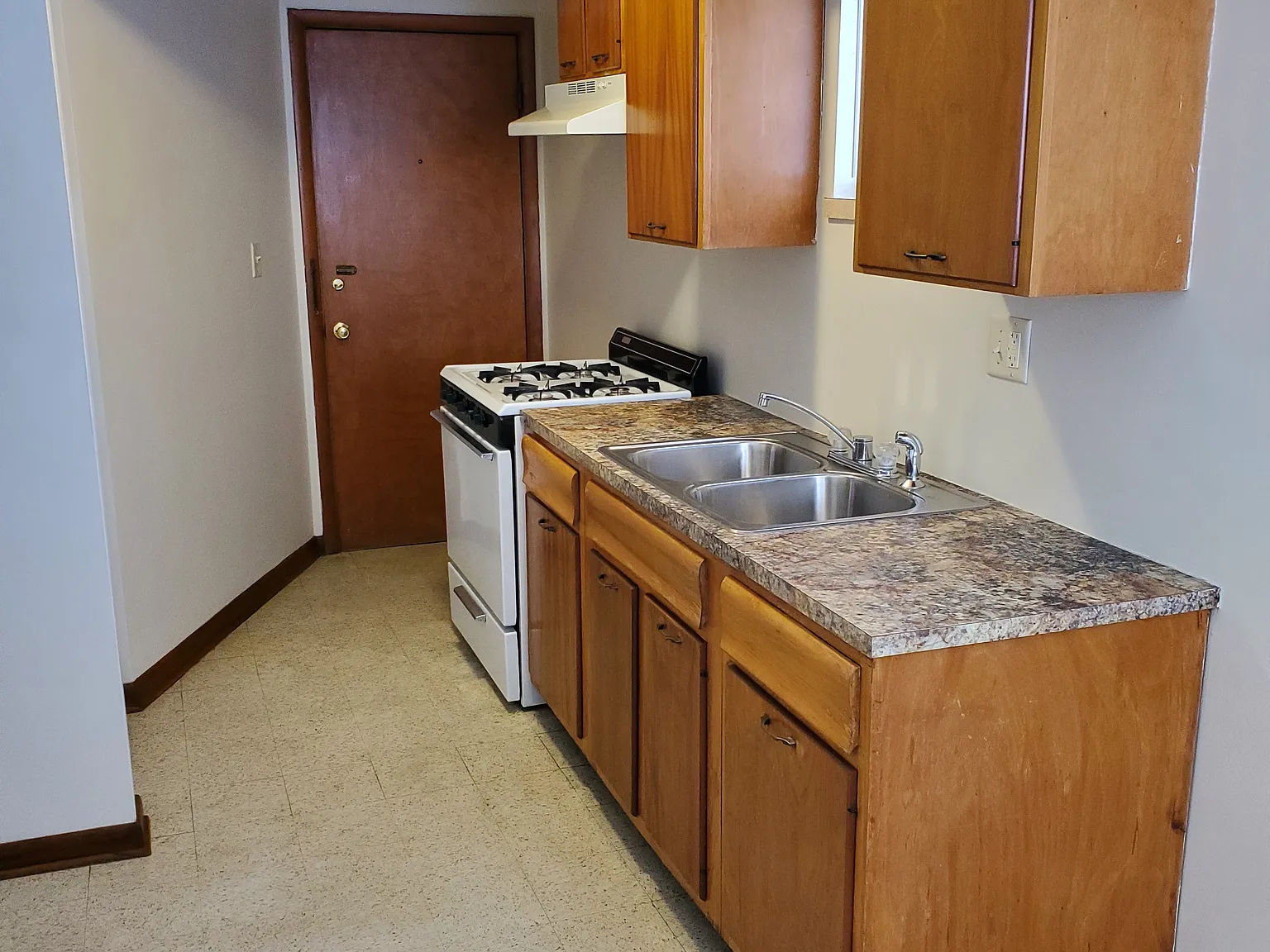 1 bed, 750 sqft, $1,150 — Photo 3