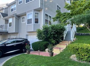 20 Leeward Ln, Prt Jefferson, NY 11777