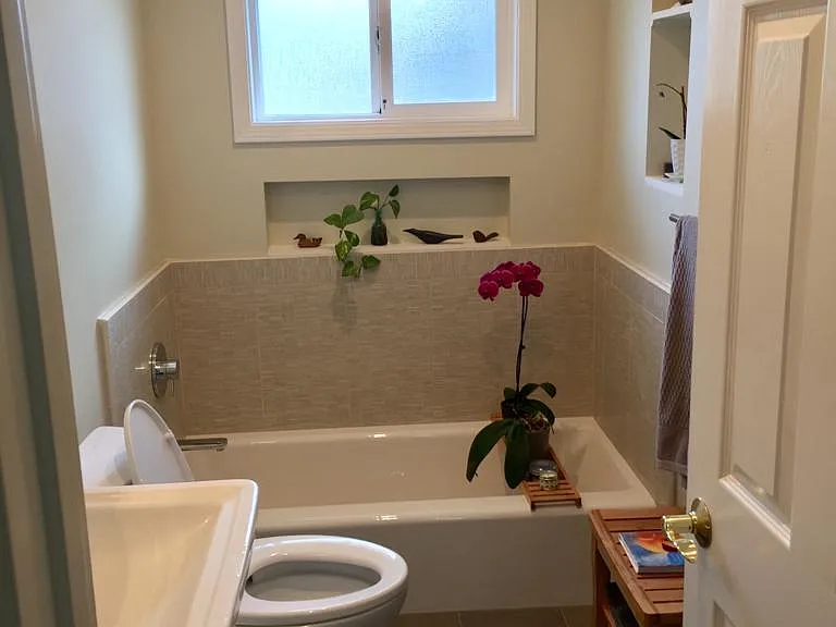 2nd bathroom, tub and separate shower
