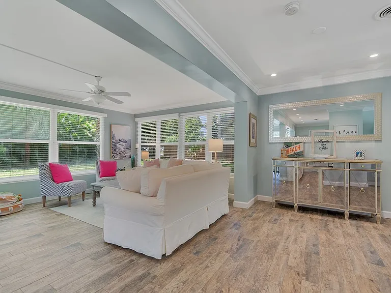 706 Iris Ln — Photo 8