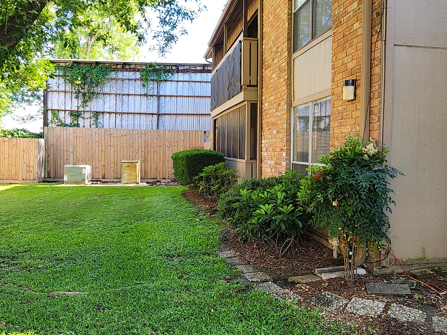 2 bed, 1.5 bath, 1121 sqft, $1,225 — Photo 2