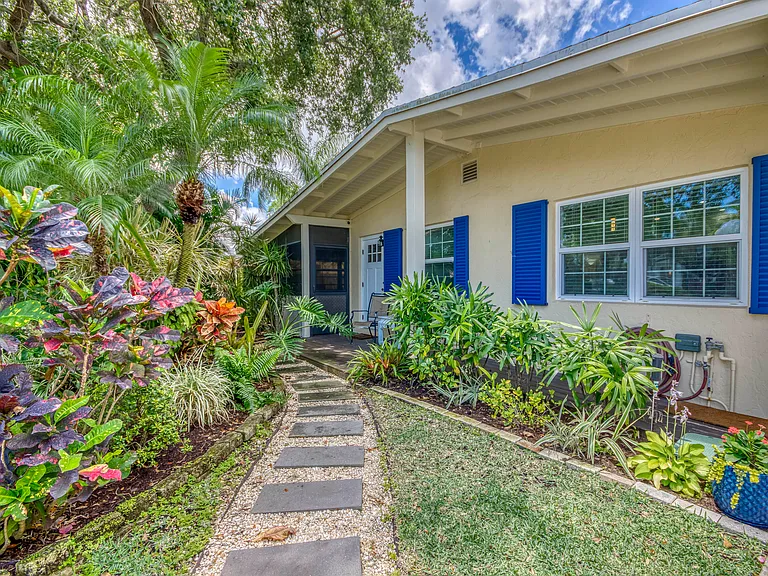 404 S Caloosahatchee Ave — Photo 1