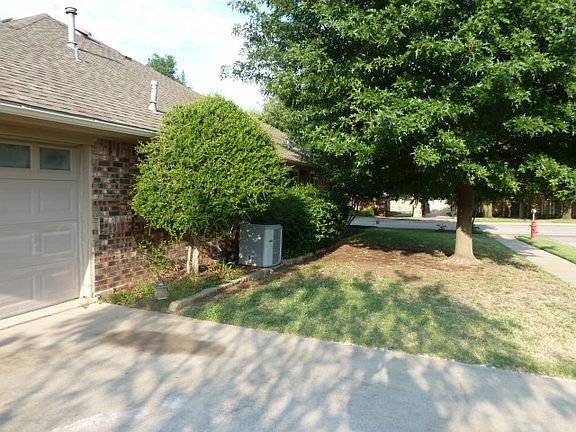 2nd image of 2609 Glenoaks St