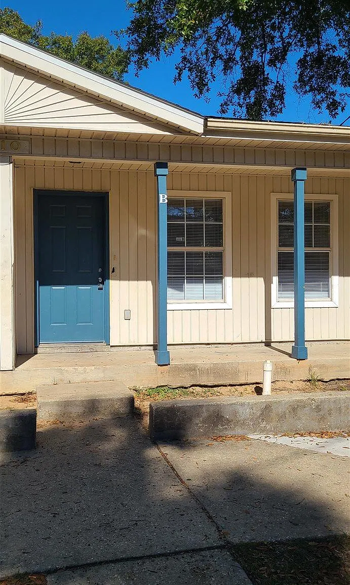 3 bed, 935 sqft, $950 — Photo 1