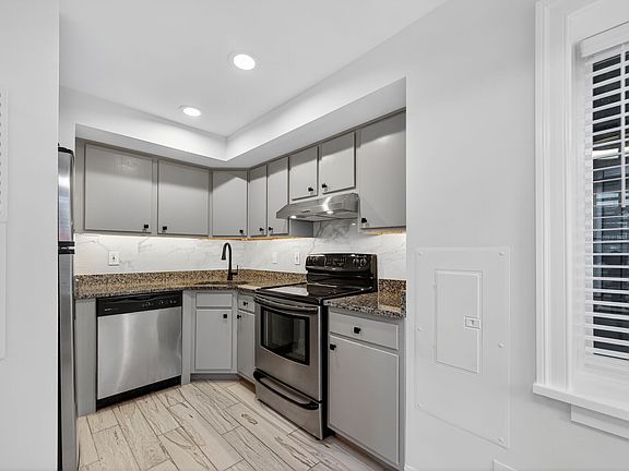 Separate kitchen with full size SS appliances
