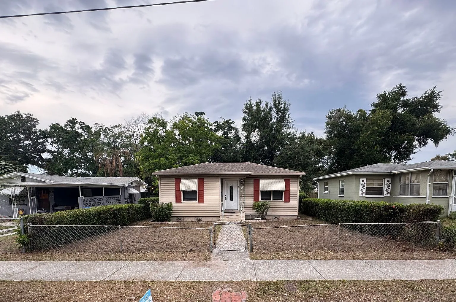 Three Bedroom One Bathroom Cottage in Palmetto Park, St. Petersburg — Photo 3