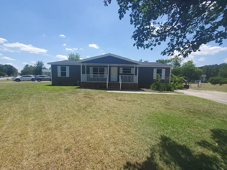 2001 McGuire Dr — Photo 2