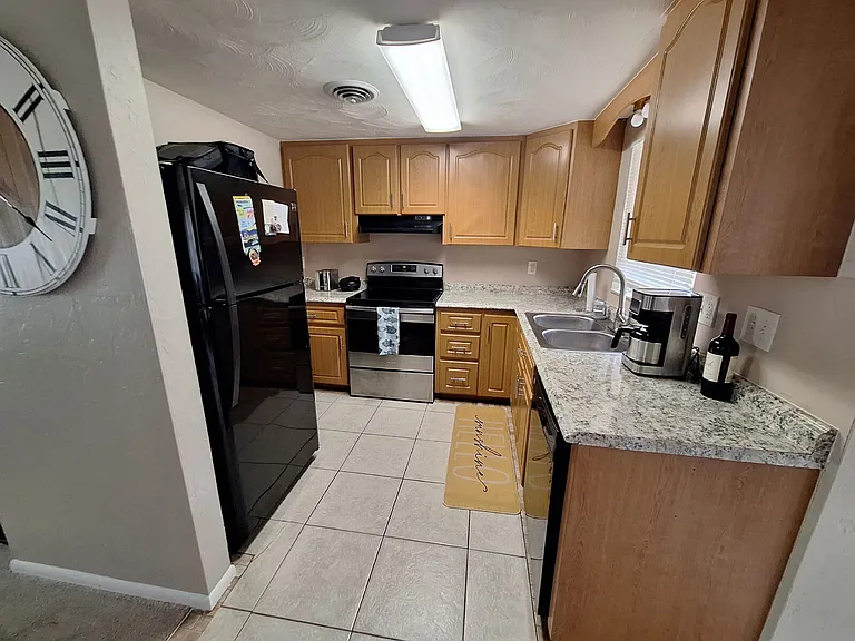 858 E 7th St — Photo 13