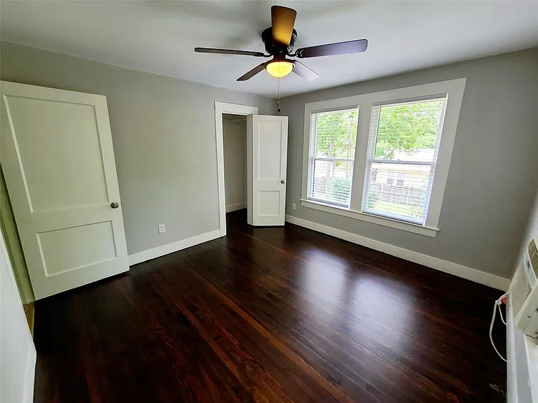 5734 Worth St — Photo 14