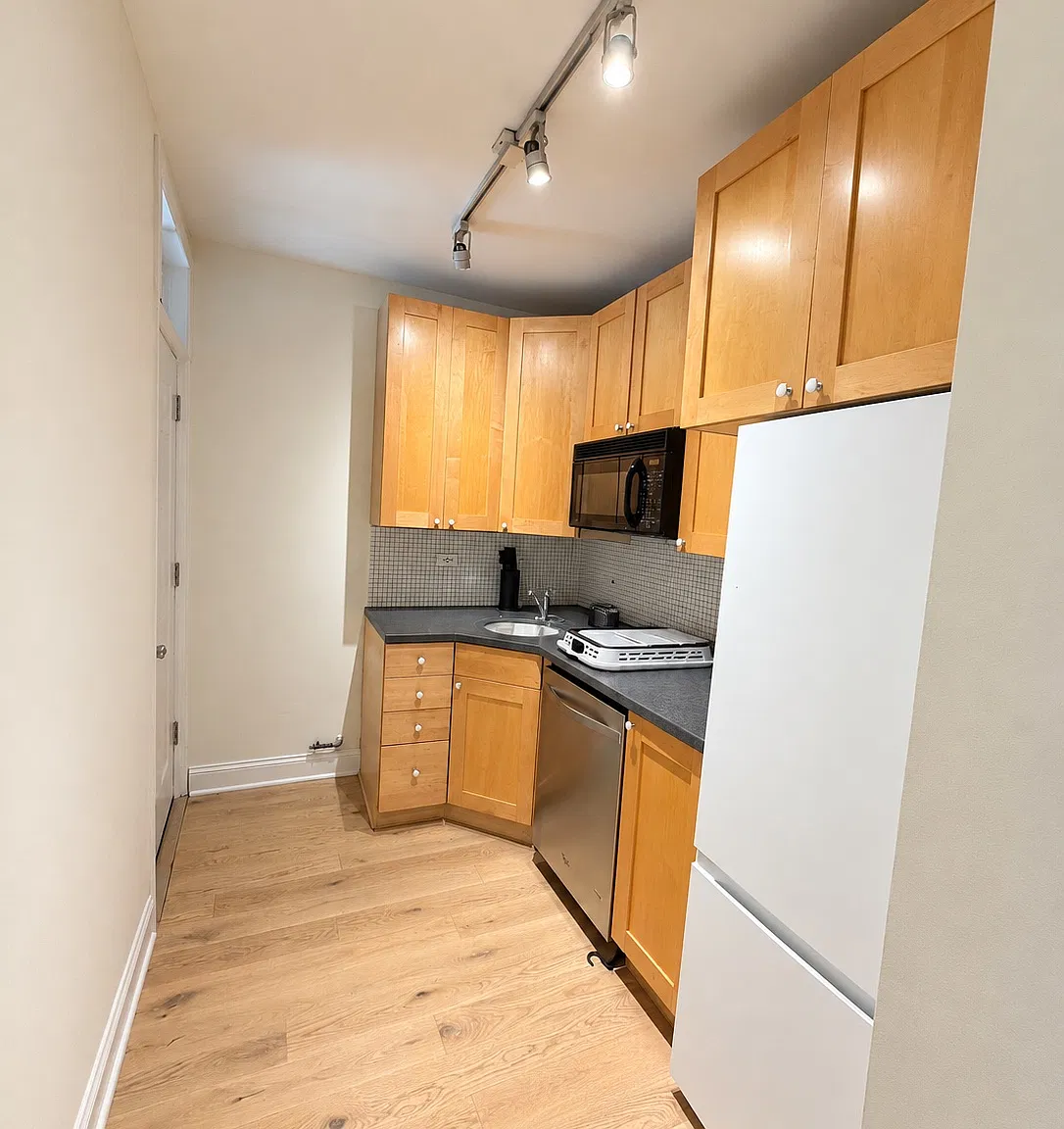 4240 N Clarendon Ave — Photo 4