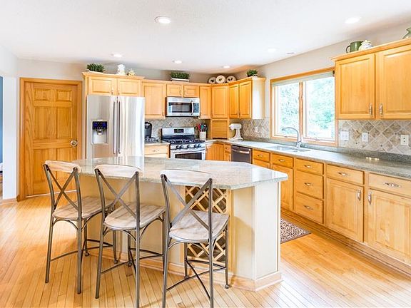 5th image of 17 Stone Hedge Dr