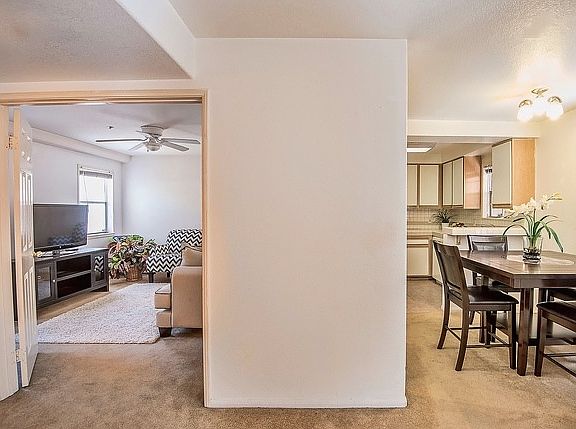 4th image of 321 W Queen St APT 12