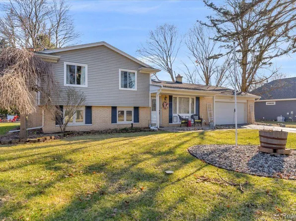 10284 Buno Rd, Brighton, MI 48114