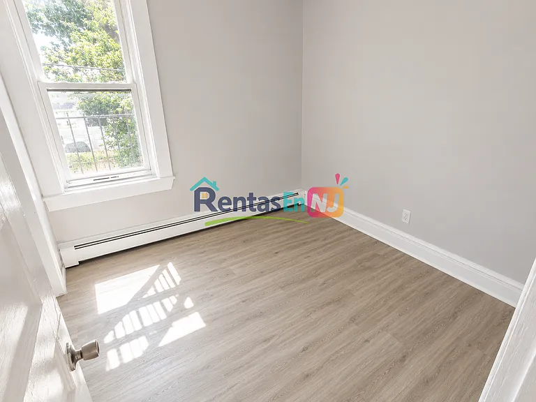 690 Summer Ave #4 — Photo 5