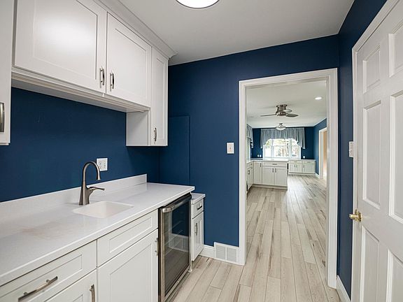 3rd image of 50 Meadowbrook Ln