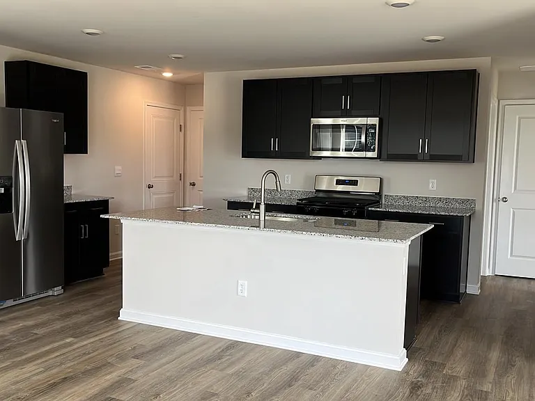 194 Hamstead Dr — Photo 3