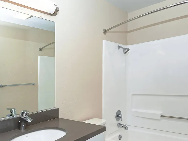 Baths With Modern Finishes