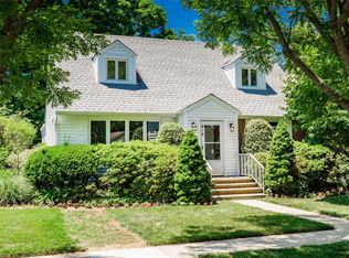 219 Maeder Ave, Merrick, NY 11566