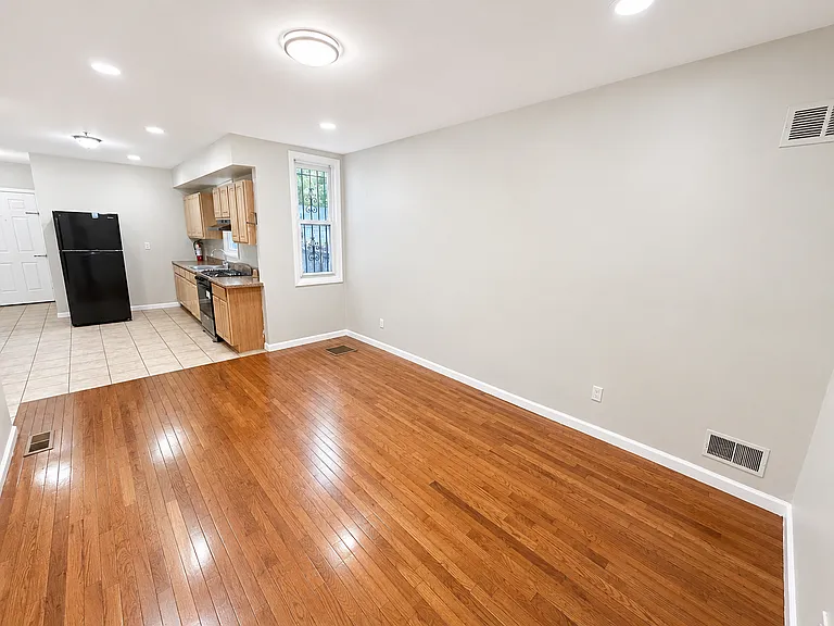 10-12 Nursery St #1R — Photo 13