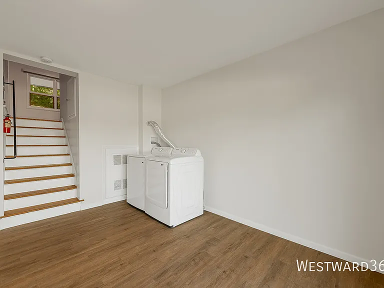 325 E Lake St — Photo 14