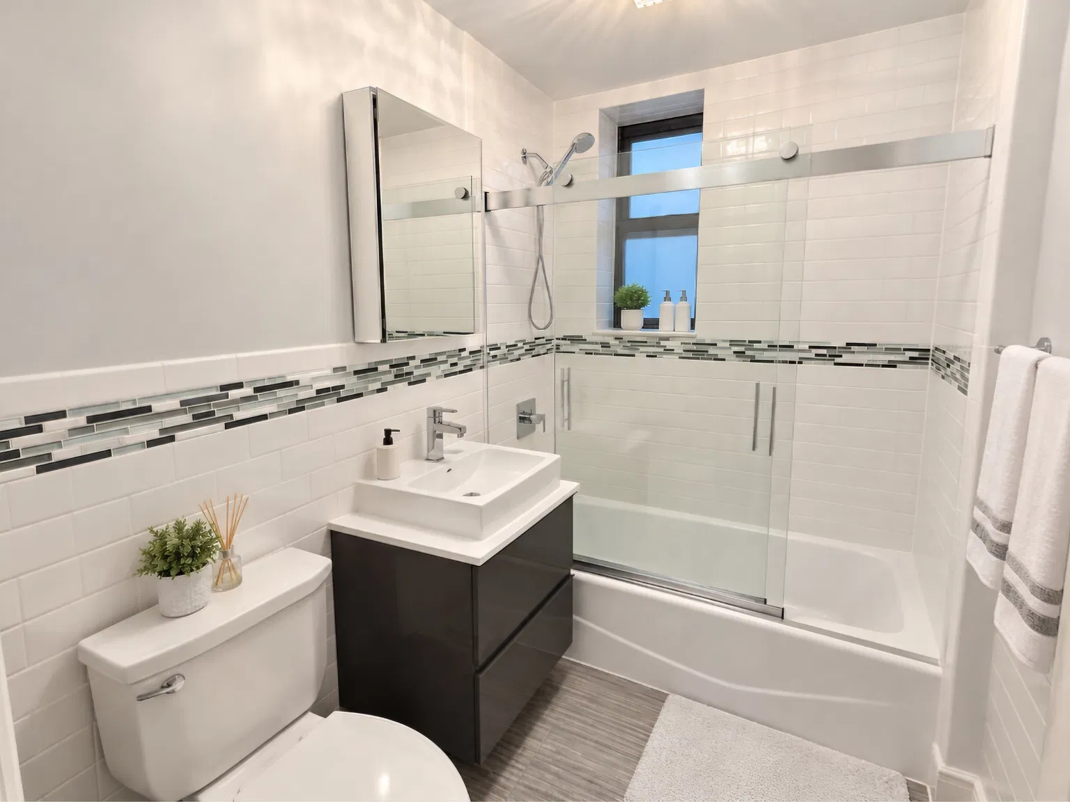2 Marine Avenue — Photo 4