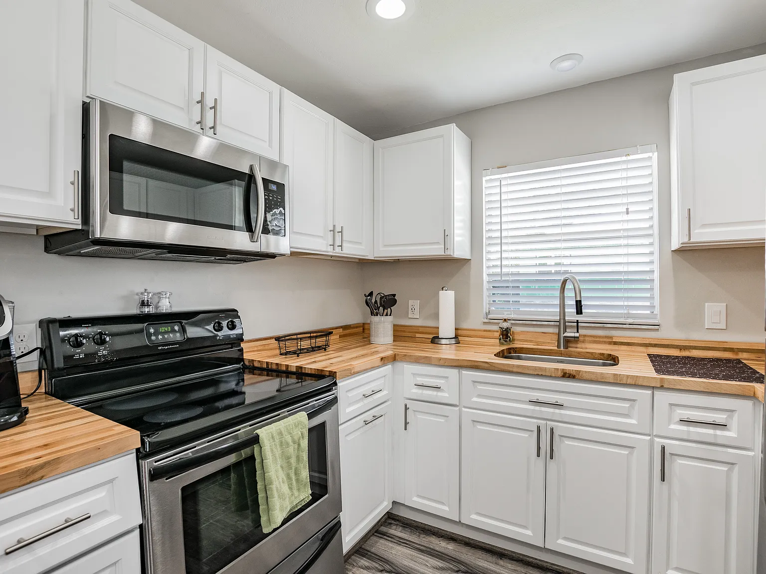 2 bed, 700 sqft, $2,100 — Photo 3