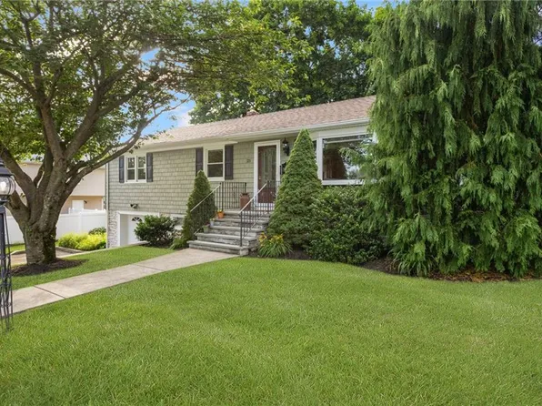 25 Rosewood Dr, North Providence, RI 02904