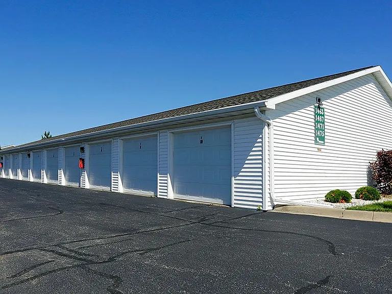 BREEZEWOOD APARTMENTS — Photo 22