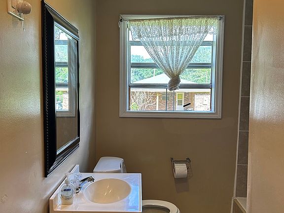 5th image of 311 Walnut St