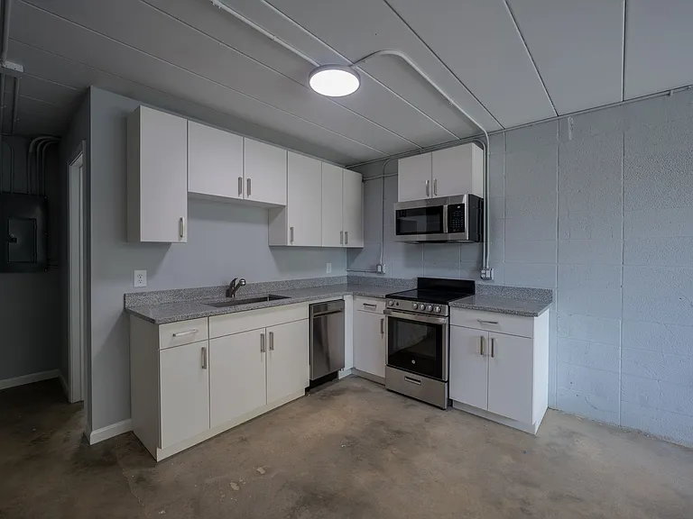 Calhoun Lofts & Thunderbird Flats — Photo 8