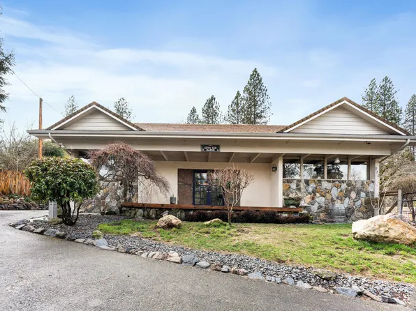 275 NW Woodbrook Dr, Grants Pass, OR 97526