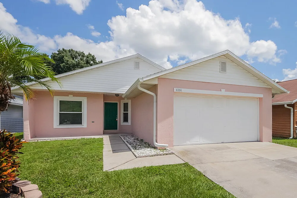 3 bed, 2.0 bath, 1207 sqft, $2,000 — Photo 3