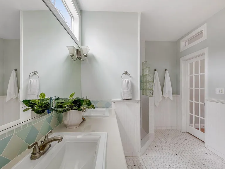 904 Josephine St — Photo 18