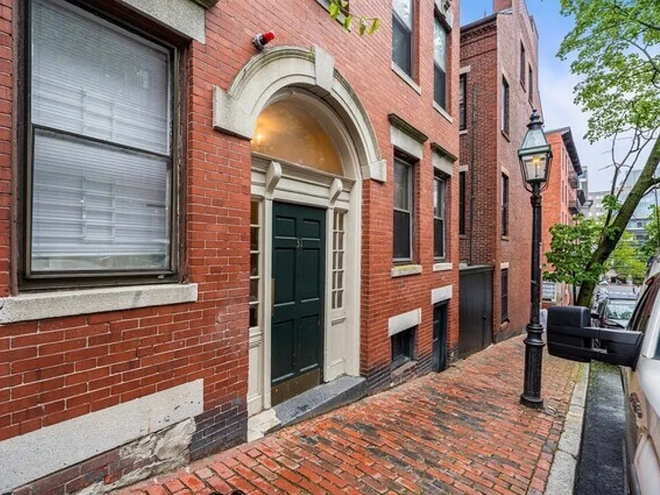 31 Irving St #4